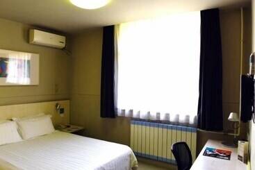 Отель Jinjiang Inn Dezhou Train Station