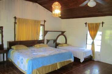 בית מלון כפרי Coconut Tree West End