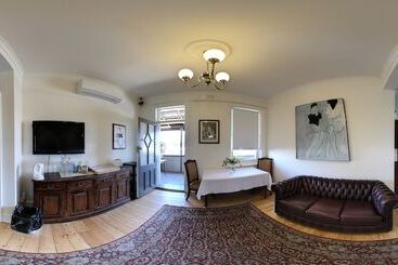 The Corner Hotel Alexandra