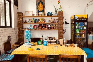 Dali Xiaowenzi International Youth Hostel