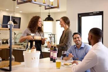 فندق Staybridge Suites Southgate – Detroit Area