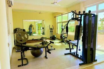 Отель American Royal Lodge