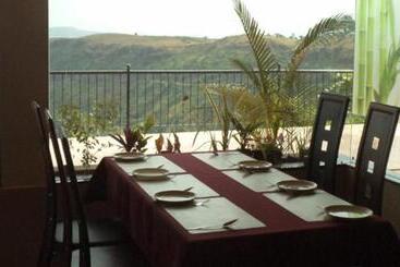 Отель Nivant Resort, Satara