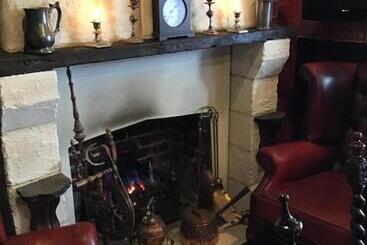 تختخواب و صبحانه The Old Merchants House   The Highlands Room