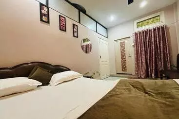 Pensió N N Residency