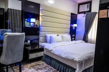 Chillers Hotel And Suites