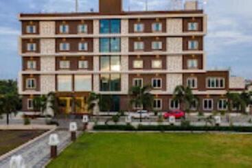 호텔 Royal Rasraj , Dhule