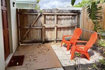 پانسیون Cozy Garden Bungalow Pets/parking/beach