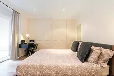 تختخواب و صبحانه Harrods Room