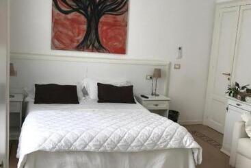 B&b Nike   Rooms Only