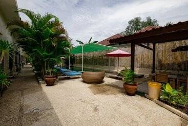 Отель Kura Kura Beach Resort