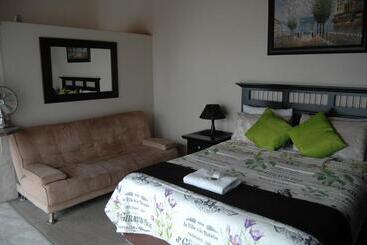 خانه Bon A Vie Self Catering And B&b Gonubie Full Solar Power, No Load Shedding!