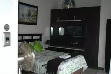 خانه Bon A Vie Self Catering And B&b Gonubie Full Solar Power, No Load Shedding!