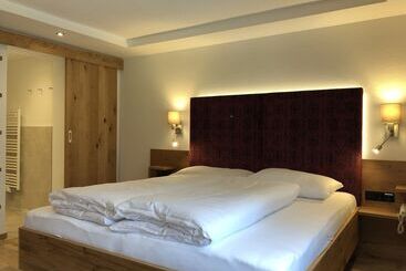 هتل Garni Central Zimmer Studios Apartments