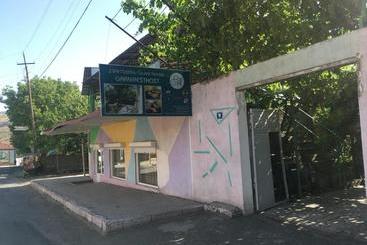 هاستل Guest House Garniresthost