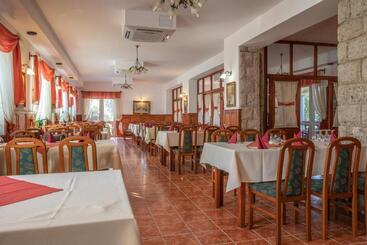 مبيت وإفطار Huszár Panzió és étterem