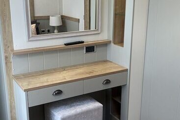 Dog Friendly Lodge With Hot Tub, Quiet Location