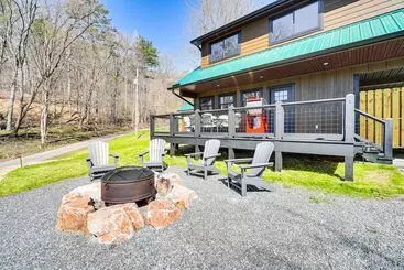 Mökkimajoitus Modern Cabin W/ Hot Tub: Near Tail Of The Dragon!