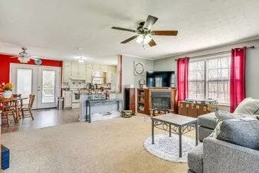 Mökkimajoitus Furnished Deck & Fire Pit: Greeneville Home!