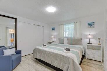 Dom wiejski Englewood Home W/ Shared Pool & Screened Lanai!