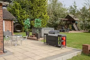 Deluxe 1 Bed Versace Hottub Skytv