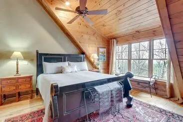 Mökkimajoitus Stunning Blue Ridge Home W/ Hot Tub & Views!