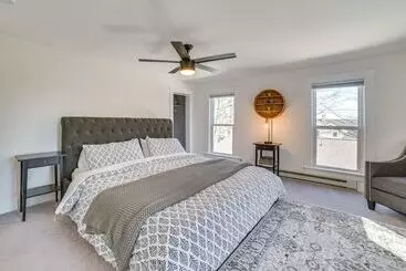 Mökkimajoitus Suttons Bay Home W/ Fire Pit & Water Views!