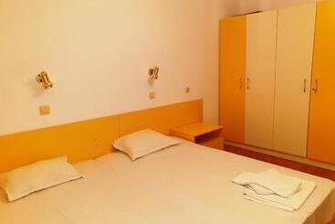 ホテル Lazur 1 5 Apart Complex