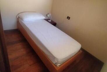 تختخواب و صبحانه Guest House Central Molotè