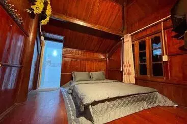 Albergue J House