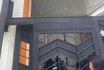 هتل Oyo 93850 Njy House Syariah