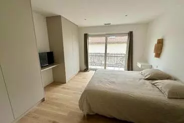 Pension Suite Avec Balcon, Kitchenette équipée, Douche, Baignoire, Wc Et Bureau