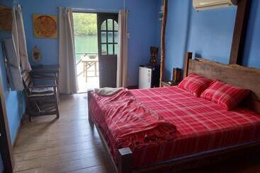 پانسیون Jonnie S Riverside Resort