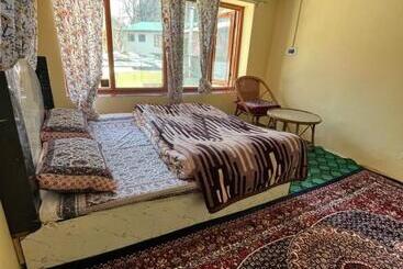Pension Pine Brooke Pahalgam