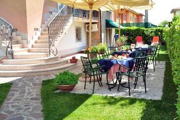 تختخواب و صبحانه Villa Chiara