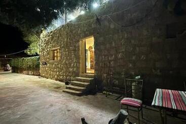 تختخواب و صبحانه Ain Alsett House