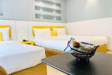 호텔 International Embassy Suites