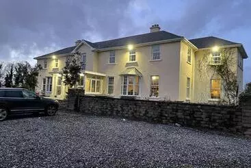 Bed and Breakfast Hardwood Hall