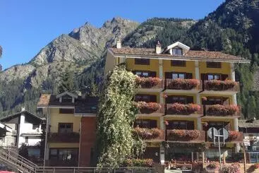 ホテル Albergo Alpenrose Ski&bike Mountain