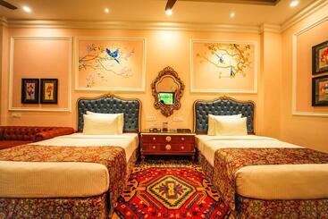 Hotel Mayfair Oasis Resort & Convention