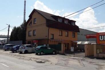 هاستل Ubytovňa A Penzión Tavros