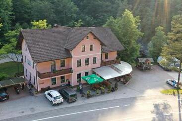 Aamiaismajoitus (B&B) Okrepčevalnica Kurn'k