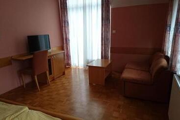 Aamiaismajoitus (B&B) Penzion Zeleni Kakadu