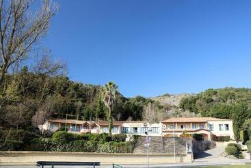 B&b Hotel Villeneuve Loubet Village