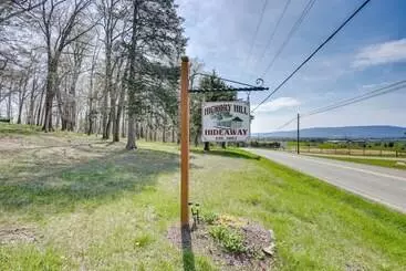Mökkimajoitus Peaceful Luray Cabin W/ Hot Tub, Deck & Fire Pit!