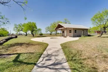 Landhus Pet Friendly Cabin On 3 Acres: 7 Mi To Uvalde!