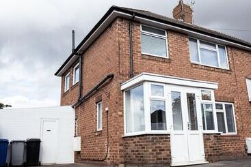 Residens Inviting 4 Bed House In Kettering