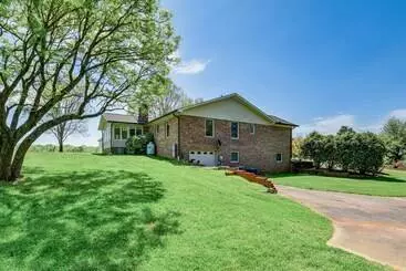 Mökkimajoitus Spacious Mount Pleasant Home W/ Grill & Yard!