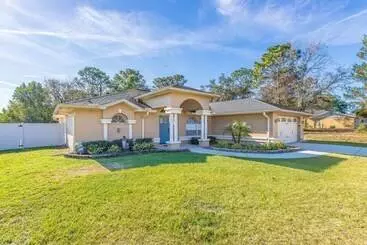 Gîte Rural Spring Hill Home W/ Private Yard & Heated Pool!