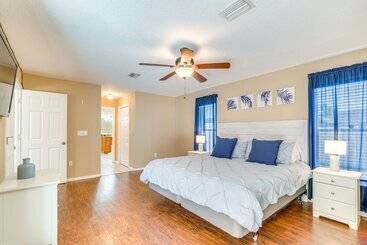 Dom wiejski Spring Hill Home W/ Private Yard & Heated Pool!